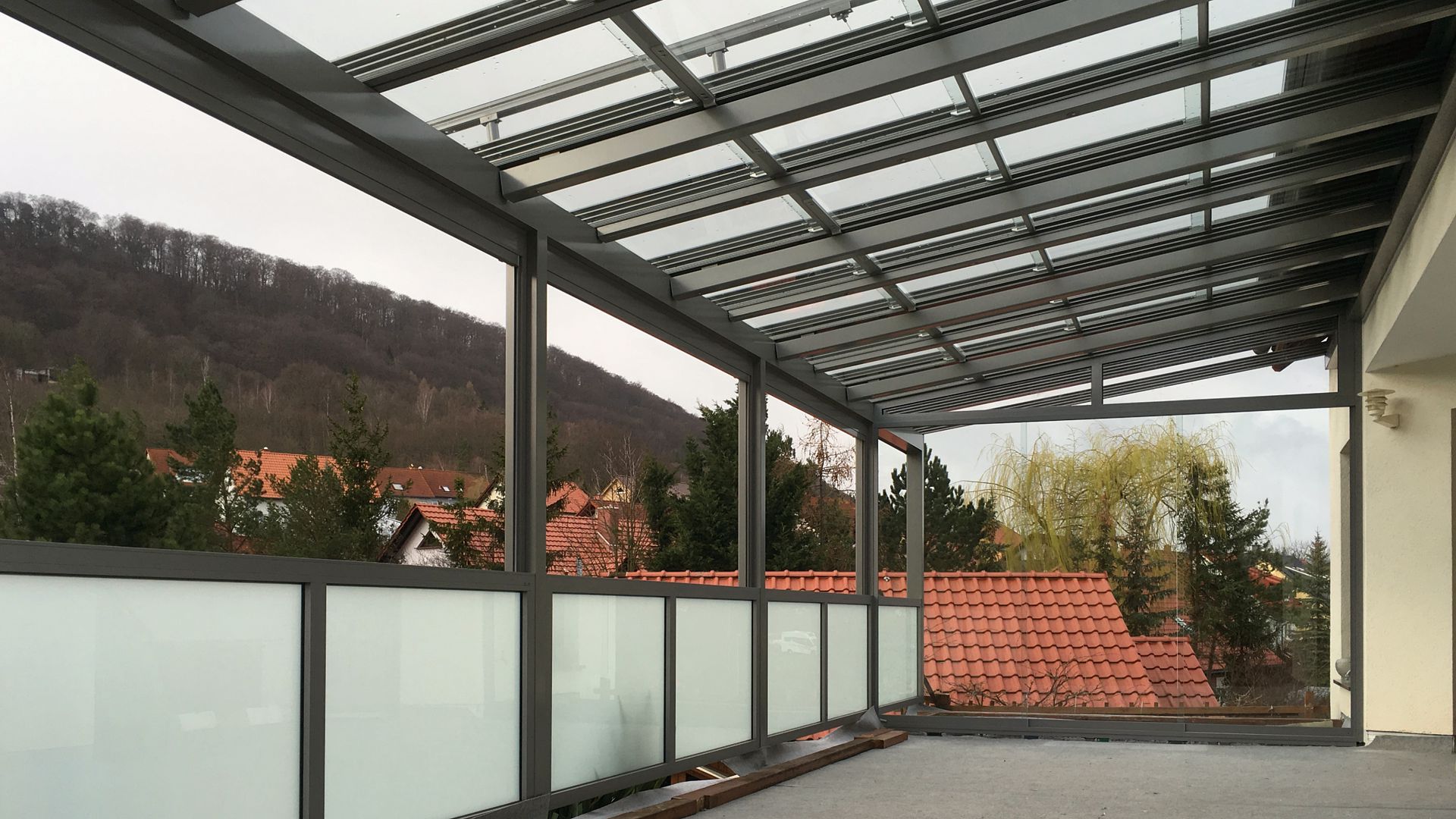 Glasschiebedach mit Sichtschutz-Brüstungselementen